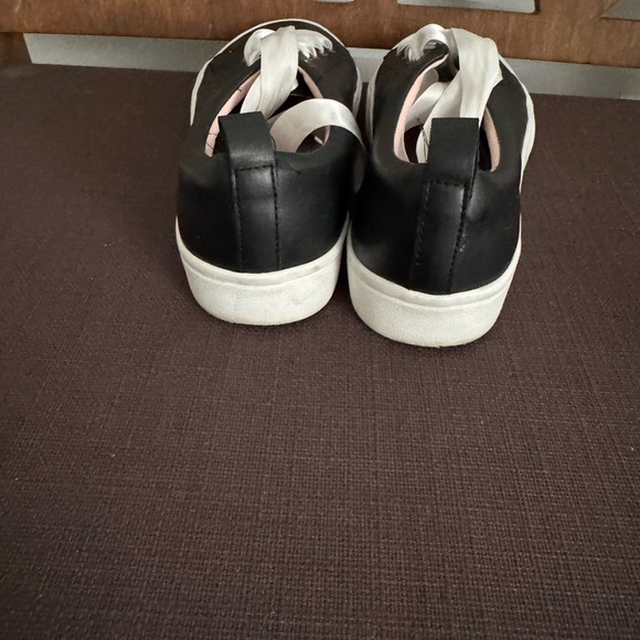 Nest used like a new women's low top platform sneaker in black/ - Picture 7 of 10